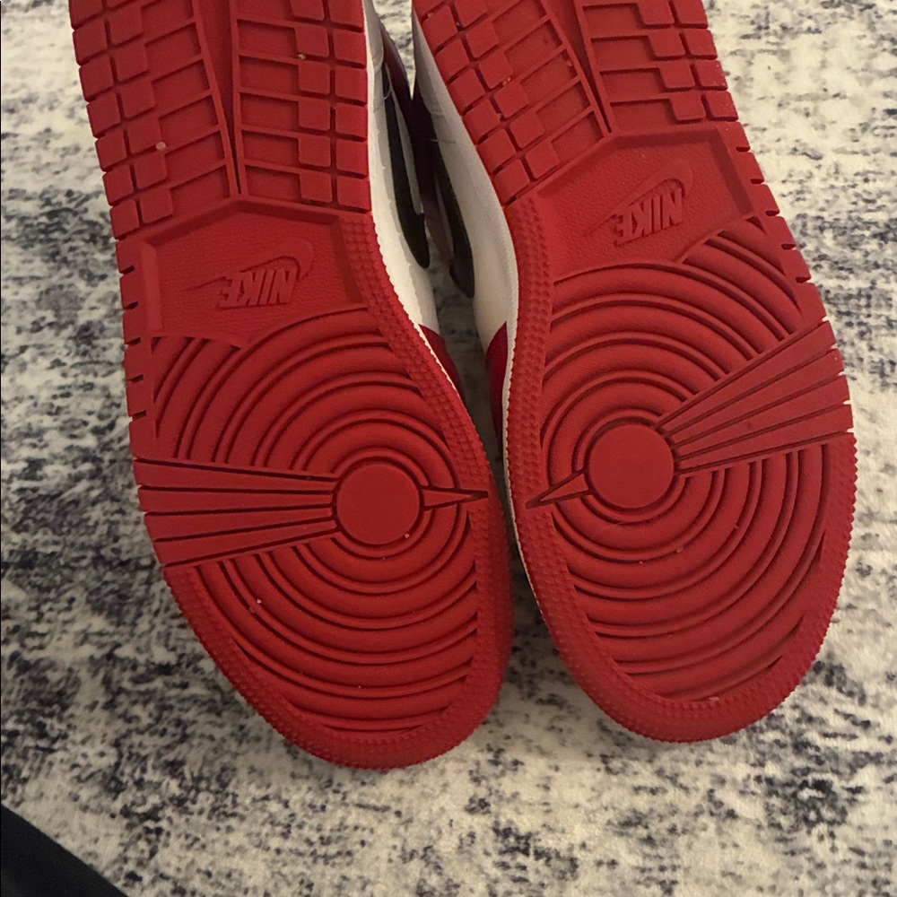 Jordan 1 retro mid Chicago (2020) size 5 youth - Picture 6 of 6